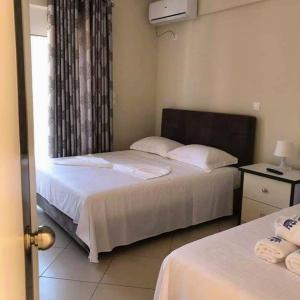 Postel nebo postele na pokoji v ubytování Himara Royal Hotel