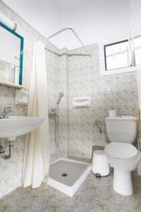 W łazience znajduje się toaleta, umywalka i prysznic. w obiekcie Louiza Hotel w mieście Parikia