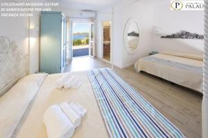 Un dormitorio con una cama con dos toallas encima. en Grand Hotel Palau, en Palau