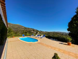 A view of the pool at Vivenda Cinco Palmeiras - Na serra de Monchique or nearby