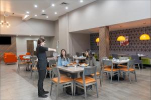 Un restaurant sau alt loc unde se poate mânca la Holiday Inn & Suites Memphis Southeast-Germantown by IHG