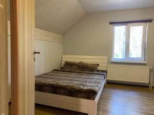 Postel nebo postele na pokoji v ubytování Kammelja Puhkemajad