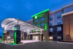 佩里斯堡的住宿－Holiday Inn & Suites - Toledo Southwest - Perrysburg, an IHG Hotel，进入酒店入口的 ⁇ 染