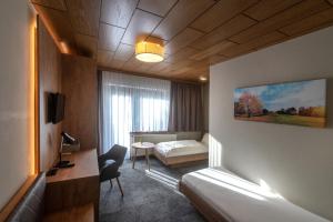um quarto de hotel com uma cama e uma secretária em Gasthof Pension Renate Krupik em Steinbach