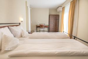 A bed or beds in a room at Hotel Berghof Amaranth