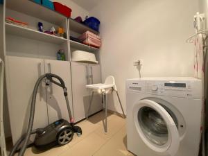 een wasruimte met een wasmachine en een lamp bij Ferienwohnung Koje 2 in Ostseebad Karlshagen +17 foto's