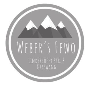 Weber´s Fewo في Graswang: شعار دائري مع جبال في الخلف