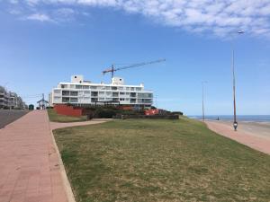 een gebouw aan de kant van het strand bij Punta del Este, Uruguay , Península. 2 Dormitorios in Punta del Este