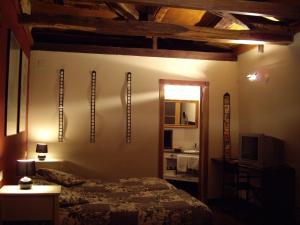 A bed or beds in a room at Pazo de Verdes