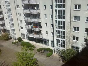 ライプツィヒにあるアパートメント ベルリナー シュトラーセの大きなアパートメントビルの空中ビュー