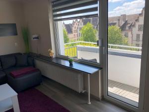 ein Wohnzimmer mit einem Fenster und einem Sofa in der Unterkunft Ferienwohnung Aueblick Kassel in Kassel