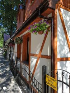 a building with flower boxes on the side of it at Chatka u Radka in Ustka