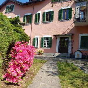 A garden outside Villa Le Vignole