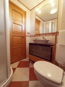 ア・コルーニャにあるCasa Mar de Ardoraのトイレと洗面台付きのバスルーム