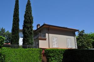 una casa con dos árboles delante de ella en Villa Le Magnolie, en Montecatini Terme