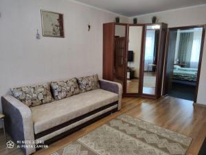 salon z kanapą w pokoju w obiekcie Apartment Karamzina 43 w mieście Noworosyjsk