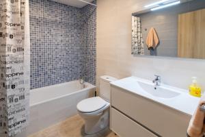 een badkamer met een toilet, een wastafel en een bad bij JAIME I in Valderrobres