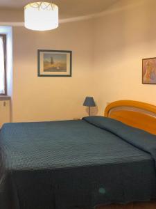 ein Schlafzimmer mit einem Bett mit einer blauen Decke in der Unterkunft Turchese in Pomonte