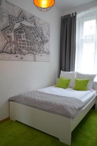 łóżko w sypialni z rysunkiem na ścianie w obiekcie Apartament Staromiejski Zosia w Toruniu