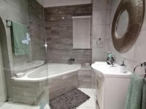 Roxy's Rest Guest House的一间浴室