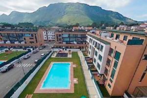 uma vista para uma cidade com uma piscina em Apartamento Las Pontigas em Posada de Llanes
