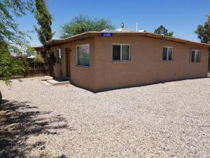 a house sitting on top of a pile of gravel at Tucson Airport Oasis in Tucson