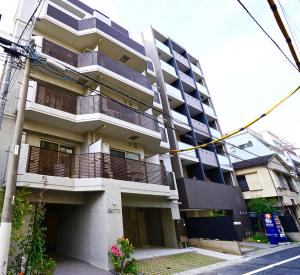 東京にあるジェファリー　スカイツリーレジデンス東京の通り側のバルコニー付き建物