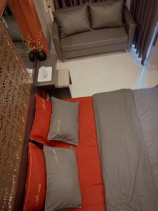 una vista sul soffitto di un letto con cuscini e divano di 54 Homestay a Can Tho