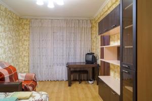 Televízia a/alebo spoločenská miestnosť v ubytovaní Apartment in the city center Tsytadelnaya 7
