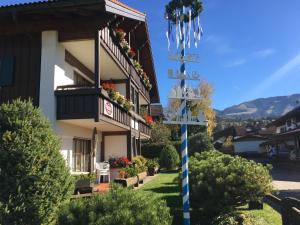 un edificio con una señal delante de él en FeWos Haus Rebstock, en Altstädten