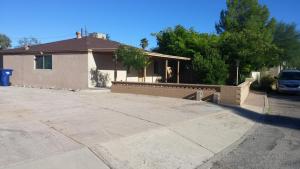 une maison avec une clôture en face d'une allée dans l'établissement Quiet Desert Oasis off Swan Rd, à Tucson