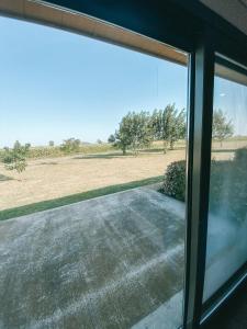 una ventana abierta con vistas a un campo en La Norita en Balcarce