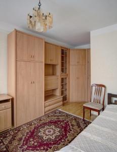 キーウにあるКвартира по улице Большая Васильковская, 129のベッドルーム1室(ベッド1台、椅子、シャンデリア付)