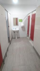 een badkamer met een wastafel, een toilet en een spiegel bij Backpackers Imperial Hotel in Hobart