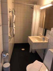 Ett badrum på Grand Hotel Falkenberg
