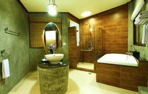 
Et badeværelse på Aonang Phu Petra Resort, Krabi
