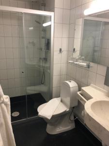 Baðherbergi á Grand Hotel Falkenberg