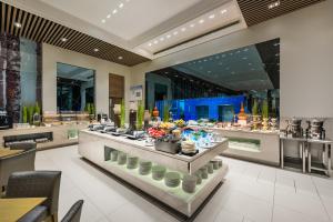 大兴北京亦庄智选假日酒店 - 打车1小时到国际机场和800米到附近地铁站的在餐厅里享用自助餐,那里提供许多食物