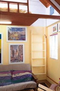Zimmer mit einem Bett und Bildern an der Wand in der Unterkunft Greek Cottage Playas de Tijuana in Tijuana