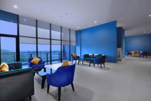 Zona d'estar a Quest Prime Cikarang by ASTON