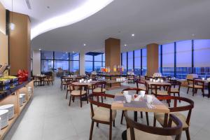 Restaurant o un lloc per menjar a Quest Prime Cikarang by ASTON