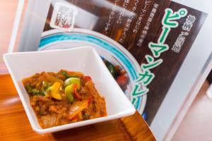 Super Hotel Kashima في Kamisu: وعاء من الطعام على طاولة بجوار كتاب
