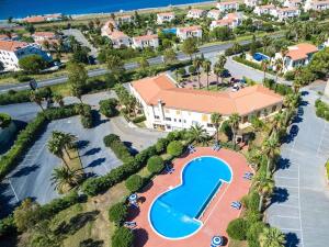 - une vue aérienne sur un complexe avec une piscine dans l'établissement Residence Antigua, à Bonifati