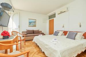 sala de estar con cama y sofá en Villa Kate Dadić, en Dubrovnik