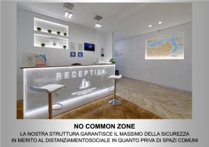 una stanza con bancone e un cartello in un museo di Penthouse Station Luxury Suites & Apartment a Brindisi