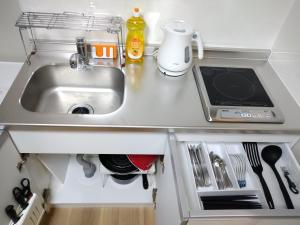 un bancone della cucina con lavandino in cucina di Issyuku Higashiueno Hotel a Tokyo Altre 122 foto