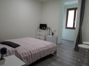 1 dormitorio con 1 cama, vestidor y ventana en CASA LIBERTY, en Mandello del Lario