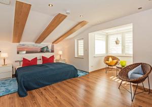 a bedroom with a bed and a table and chairs at Ferienhaus Ingrid in Heringsdorf