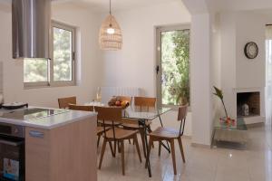 - une cuisine et une salle à manger avec une table et des chaises dans l'établissement Luxury apartment in Heraklion, à Héraklion
