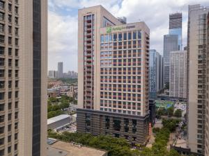 西安西安高新智选假日酒店的城市高层建筑的鸟瞰图
